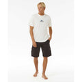 Un hombre con los Pantalones Cortos Rip Curl Trail Cargo Negro Lavado