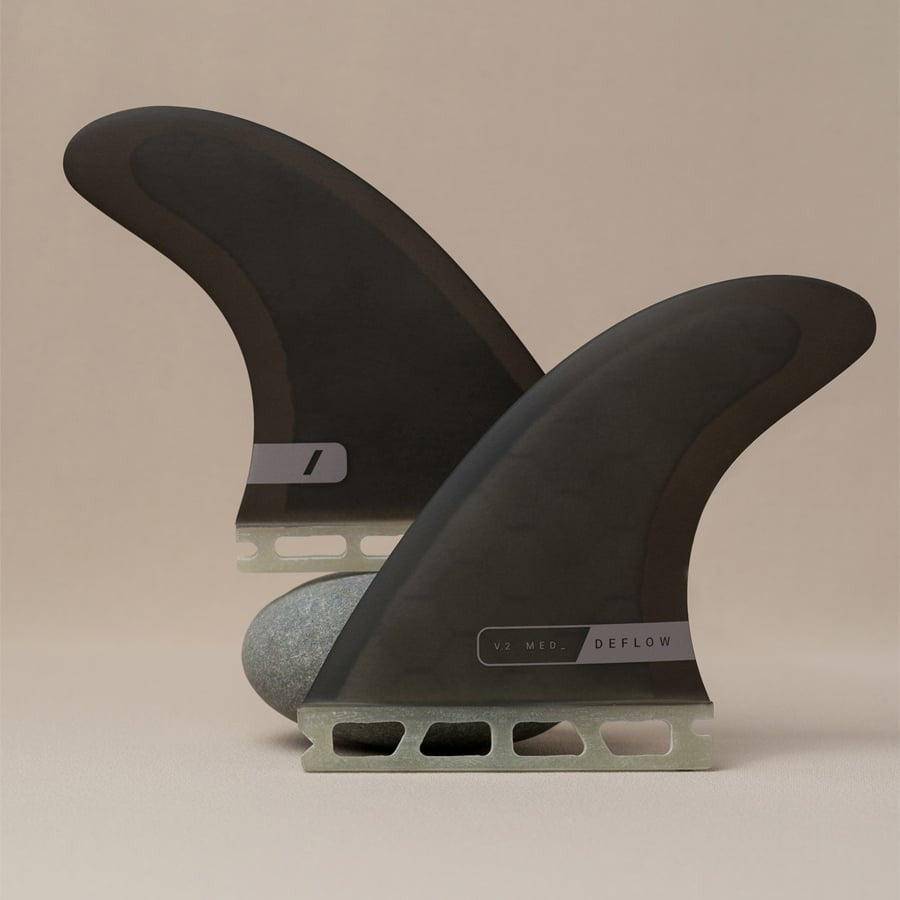 Quilla Deflow V.2 Large Futures Fins Black sobre una piedra