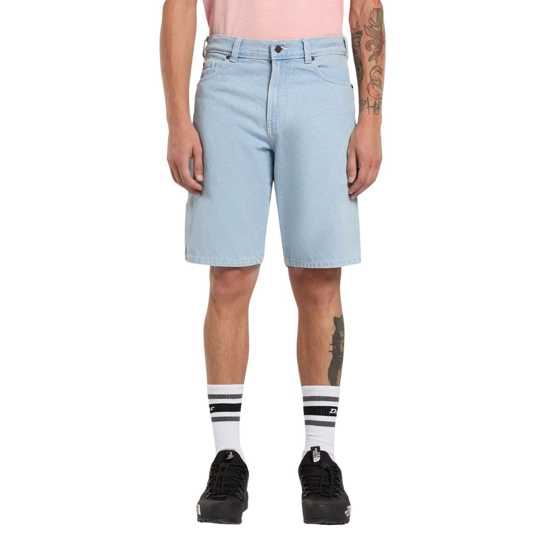 Dickies 993 11 Inch Carpenter Short Jeans Vintage Blue vista frontal con modelo mostrando largo 11 inch y silueta recta relajada.