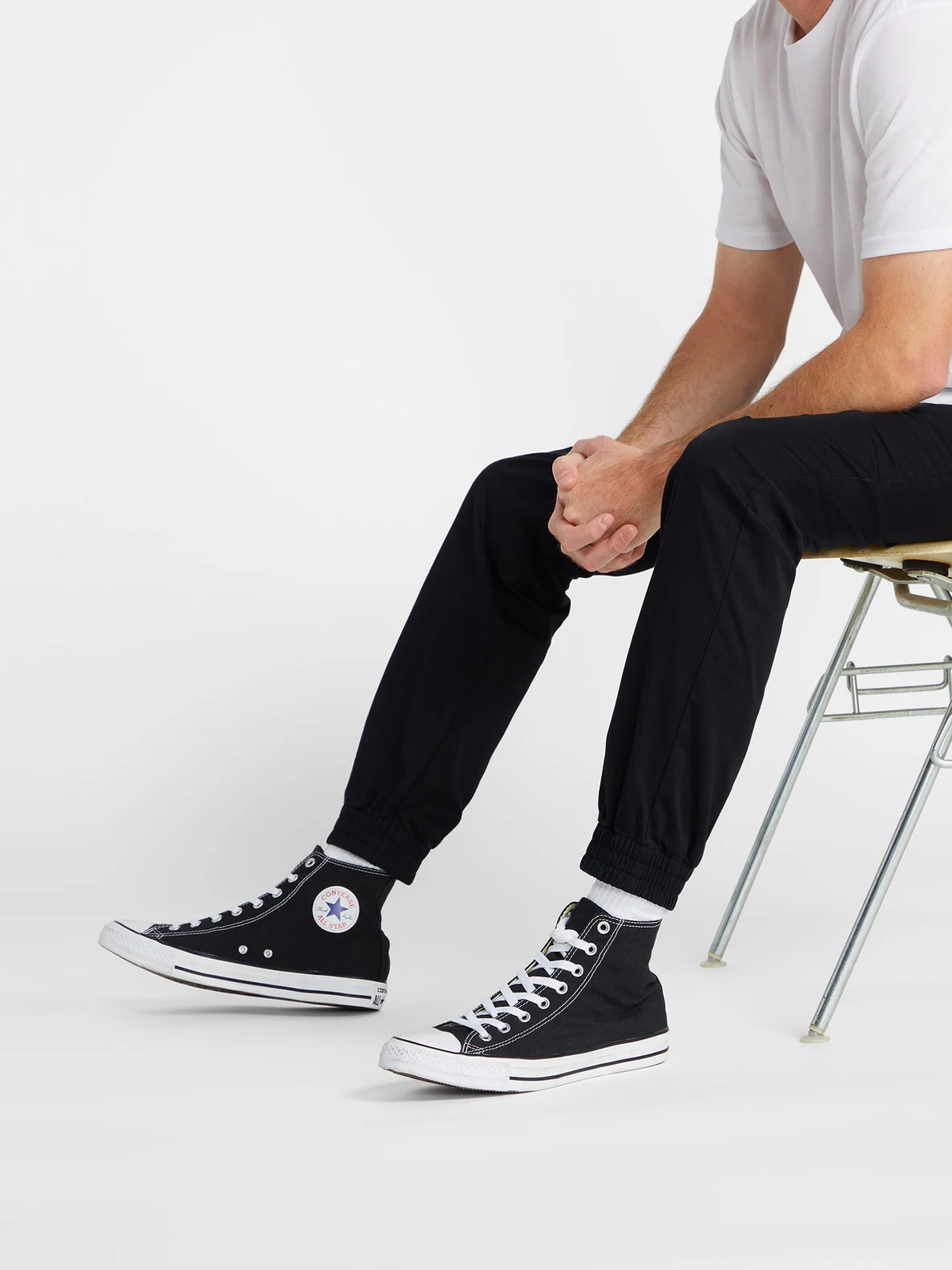 El pantalón con cintura elástica Volcom Frickin Slim Jogger Negro sienta genial con unas converse