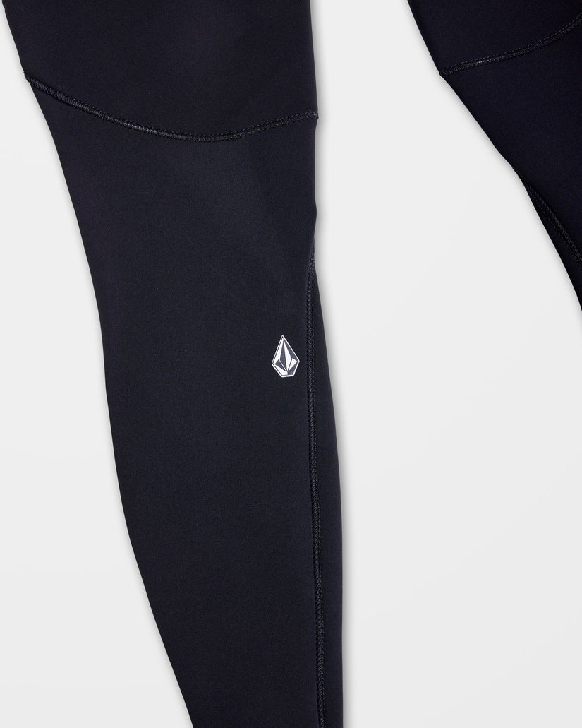 Detalle de logo en la rodilla del traje de neopreno VOLCOM 4/3MM Chest Zip Fullsuit en color negro