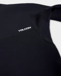 Detalle de logo en el pecho del traje de neopreno VOLCOM 4/3MM Chest Zip Fullsuit en color negro