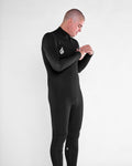 Vista lateral del traje de neopreno VOLCOM 4/3MM Chest Zip Fullsuit en color Negro, mostrando el cierre de cremallera en el pecho.