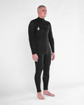 Vista lateral del traje de neopreno VOLCOM 4/3MM Chest Zip Fullsuit en color Negro, mostrando el perfil y las costuras reforzadas.