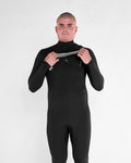 Modelo mostrando la cremallera del pecho del traje de neopreno VOLCOM 4/3MM Chest Zip Fullsuit en color Negro, destacando la funcionalidad del cierre.