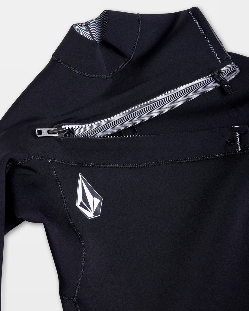 Detalle del cuello de piel deslizante del traje de neopreno VOLCOM 4/3MM Chest Zip Fullsuit en color Negro, diseñado para un sellado cómodo y ceñido.