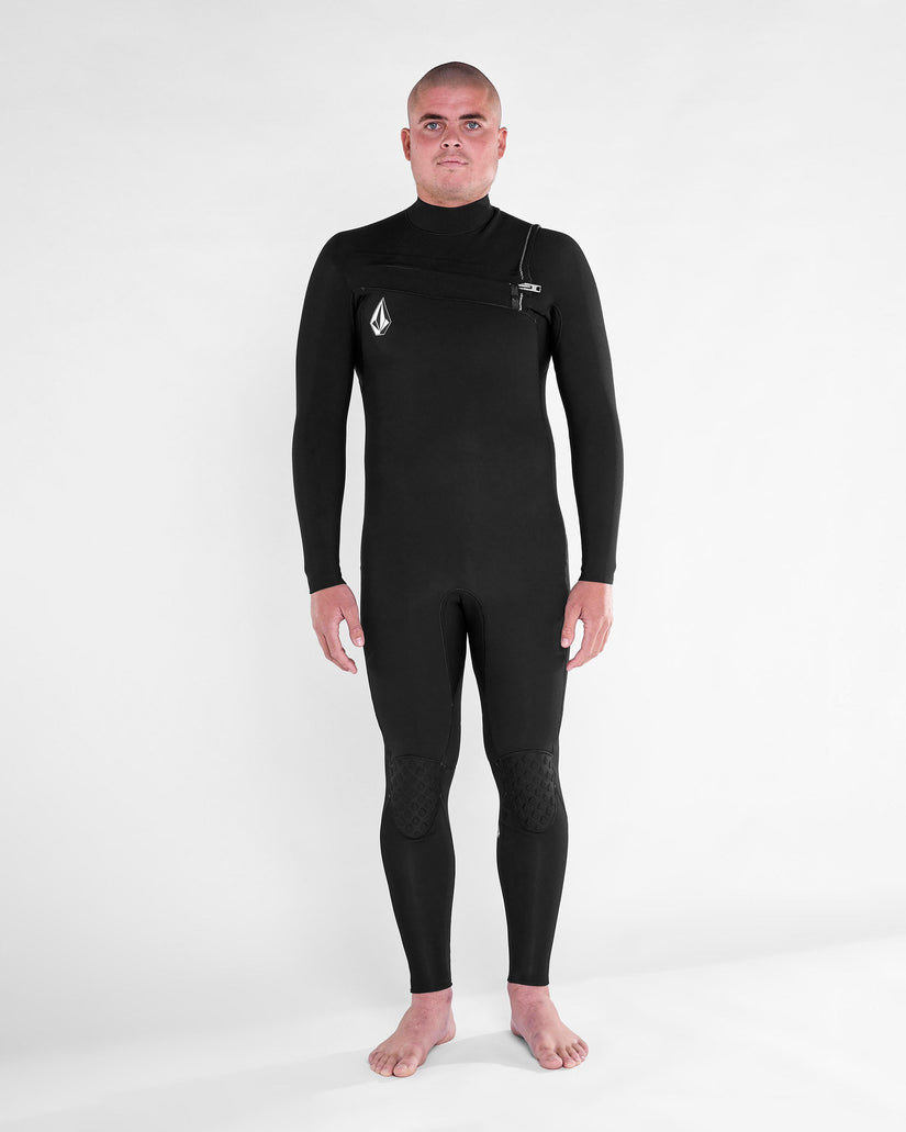 Vista frontal de modelo con el traje de neopreno VOLCOM 4/3MM Chest Zip Fullsuit en color Negro, mostrando el diseño completo con cremallera en el pecho.