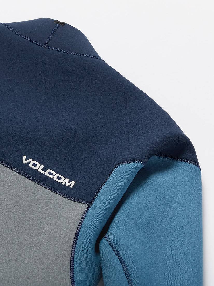 Detalle de las costuras reforzadas en el hombro del traje de neopreno VOLCOM 4/3MM Chest Zip Fullsuit en color Cruzer Blue