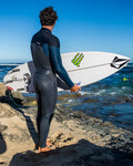 Surfista observando las olas con el traje de neopreno VOLCOM 4/3MM Chest Zip Fullsuit en color Cruzer Blue