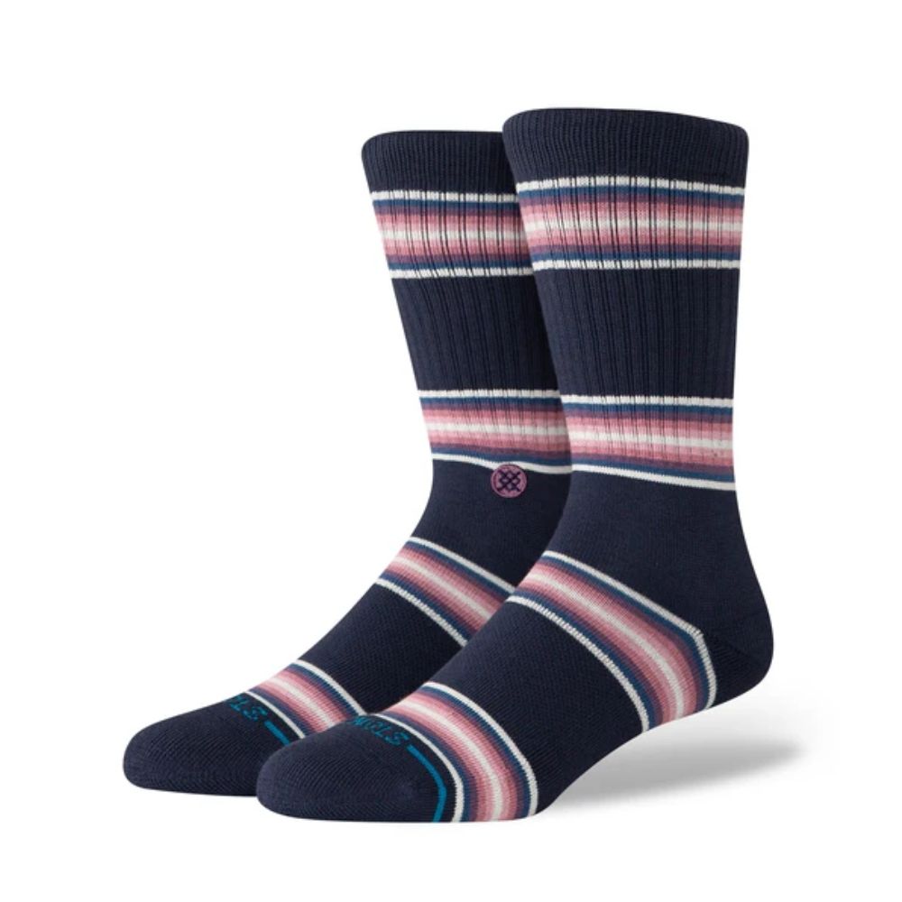 Calcetines STANCE HILL TOP CREW con rayas horizontales en tonos azul marino, rosa, blanco y burdeos sobre fondo liso.