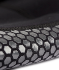Detalle de la suela antideslizante hexagonal gris de los calcetines neopreno Creatures Neo Fin Sox Hi Cut para aletas de bodyboard y surf.