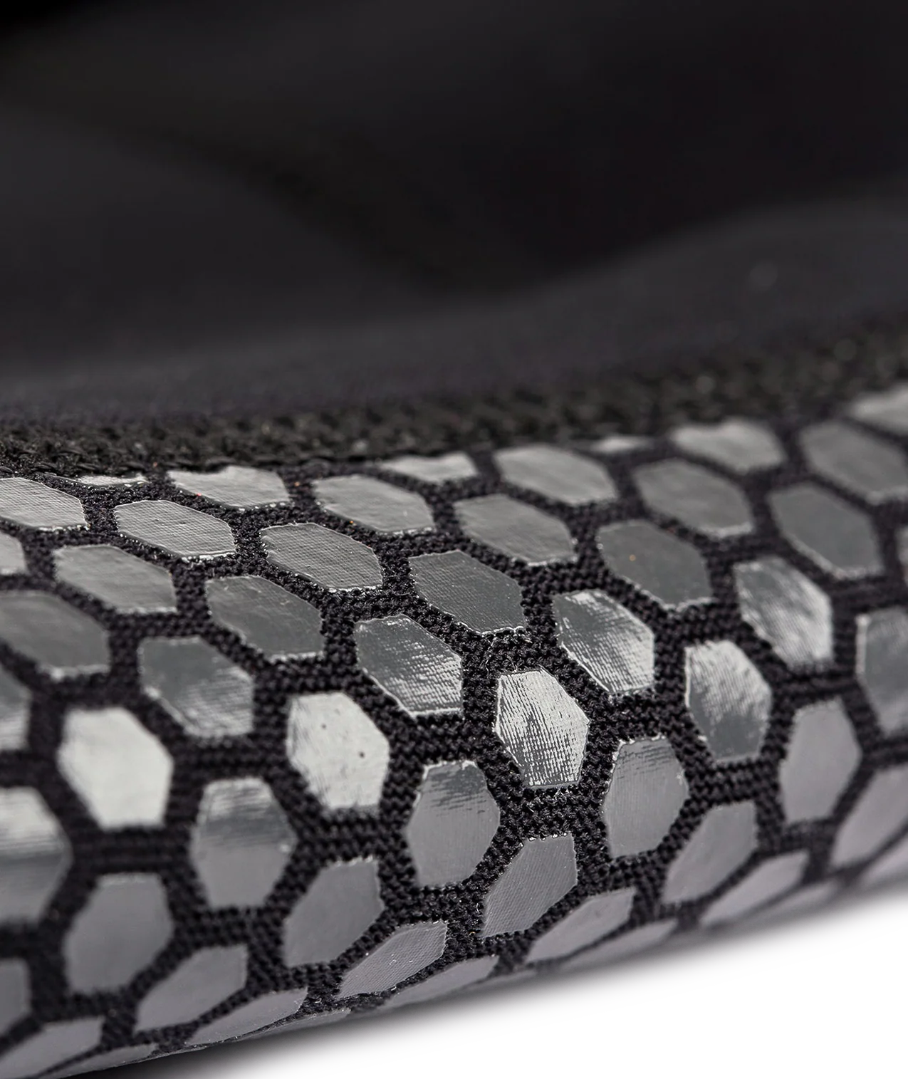 Detalle de la suela antideslizante hexagonal gris de los calcetines neopreno Creatures Neo Fin Sox Hi Cut para aletas de bodyboard y surf.