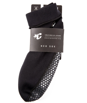 Calcetines neopreno aletas Creatures Neo Fin Sox Hi Cut negro: caña alta con hem de tobillo, suela antideslizante hexagonal gris y logo Creatures blanco.