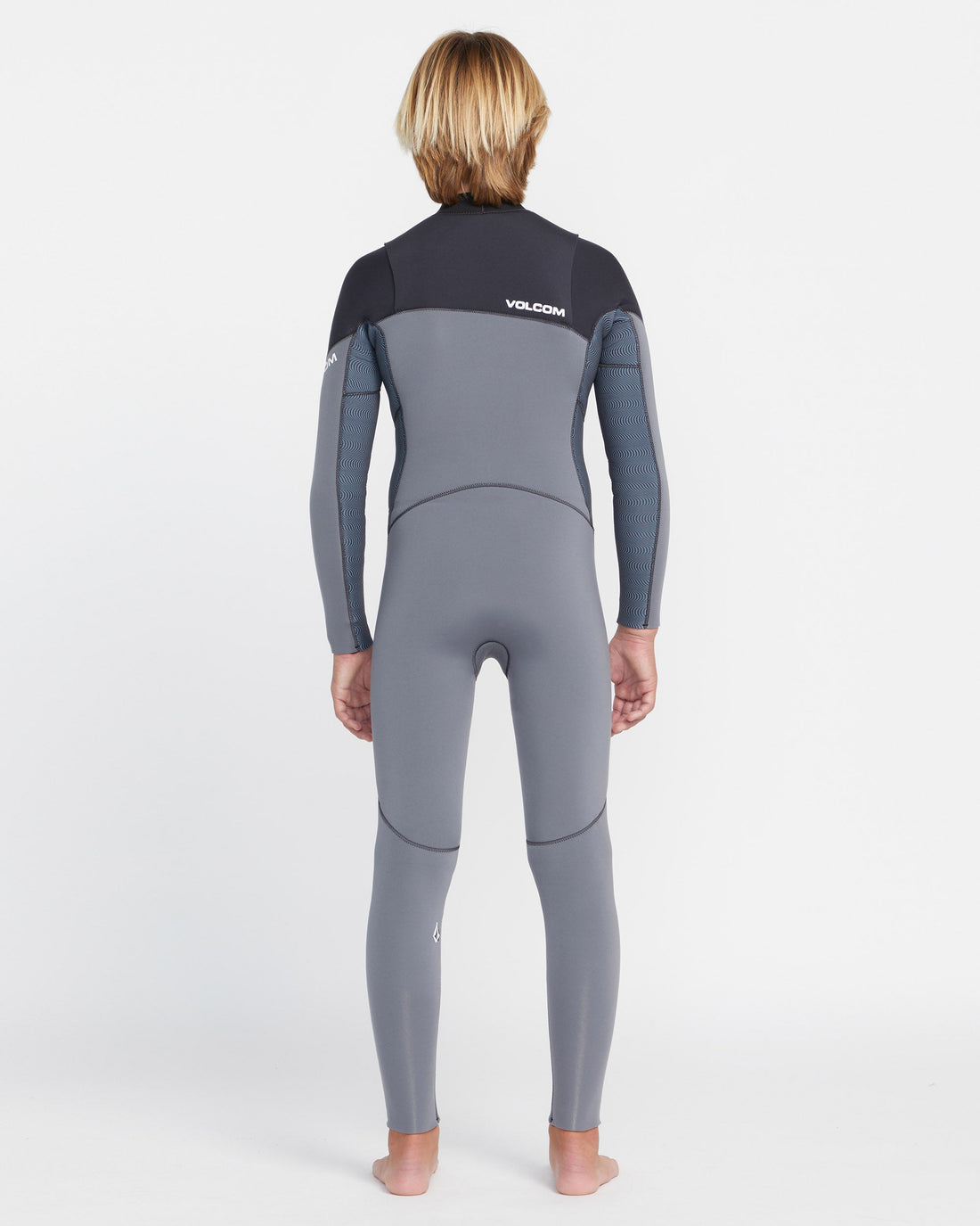 Traje de neopreno VOLCOM 4/3MM Chest Zip Fullsuit para niño en gris y negro, vista frontal, ideal para surf en aguas frías