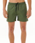 Modelo con pantalones cortos Rip Curl Offset Volley 15 pulgadas negro – Estilo casual, ideal para surf y playa