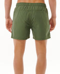 Pantalones cortos de surf Rip Curl Offset Volley 15 pulgadas verde – Vista frontal con cintura elástica y cordón negro