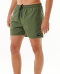 Pantalones cortos de surf Rip Curl Offset Volley 15 pulgadas verde – Vista trasera con bolsillo y corte volley