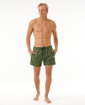 Pantalones cortos de surf Rip Curl Offset Volley 15 pulgadas verde – Vista lateral con logo Rip Curl y ajuste volley