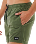 Detalle bolsillo lateral pantalones Rip Curl Offset Volley 15 pulgadas verde – Diseño práctico para surfistas