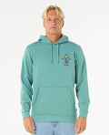 Sudadera Rip Curl Search Icon Hood verde – Modelo ajustando la capucha, mostrando estampado trasero