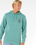 Sudadera Rip Curl Search Icon Hood verde – Vista completa del modelo con sudadera y vaqueros