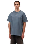 Camiseta carhartt manga corta Chase color icesheett. Vista frontal.
