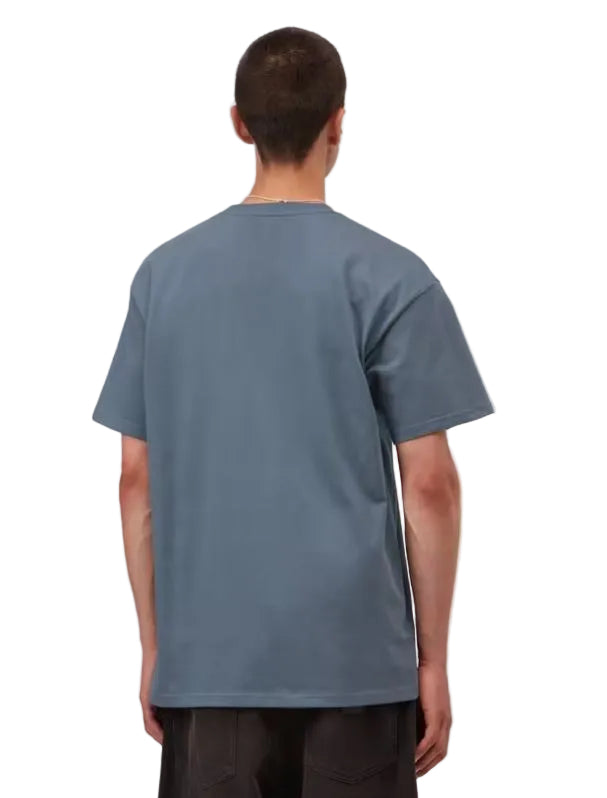 Camiseta carhartt manga corta Chase color icesheett. Vista trasera.
