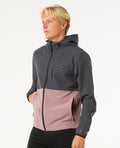 Chaqueta Rip Curl Elite Anti-Series para hombre, vista lateral en color gris y rosa, con capucha y bolsillos con cremallera