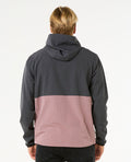 Chaqueta Rip Curl Elite Anti-Series para hombre, vista trasera en color gris y rosa, con capucha y corte recto