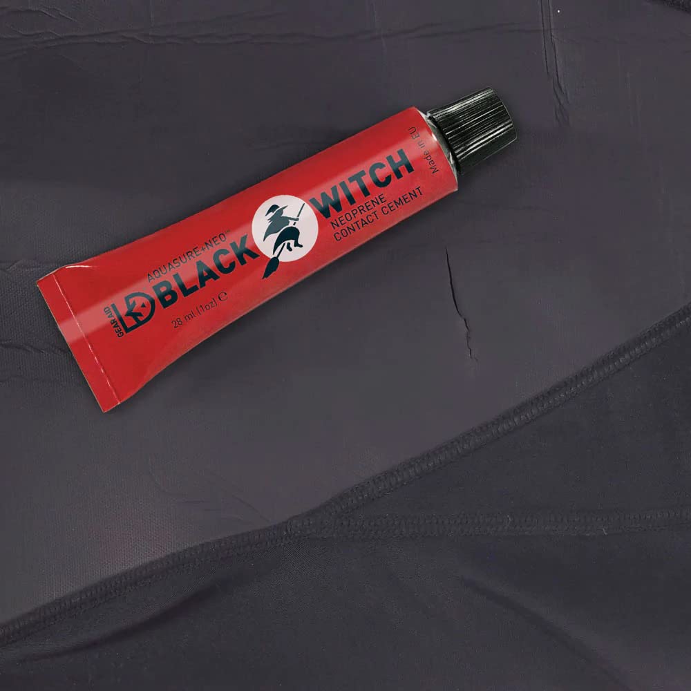 McNett Black Witch adhesivo para neopreno en tubo rojo de 28 ml sobre traje de neopreno.