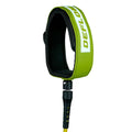 Detalle del tobillero del Deflow Core Leash Avocado Oil con interior de neopreno y velcro en verde esmeralda profundo sobre fondo blanco.