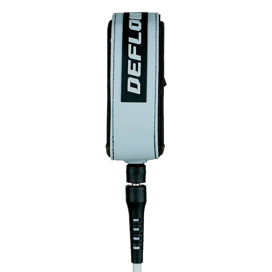 Invento de surf Deflow Core Leash en color granite gris moteado mineral, vista completa con cuerda PU, tobillero de neopreno y doble swivel de acero inoxidable sobre fondo blanco.