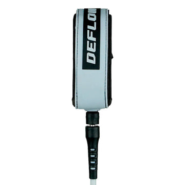 Invento de surf Deflow Core Leash en color granite gris moteado mineral, vista completa con cuerda PU, tobillero de neopreno y doble swivel de acero inoxidable sobre fondo blanco.