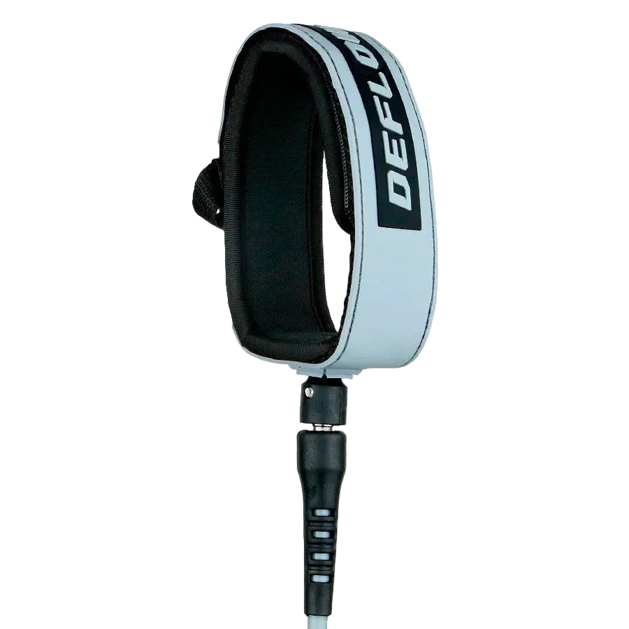 Detalle del tobillero del Deflow Core Leash Granite con interior de neopreno y velcro en acabado gris granito moteado sobre fondo blanco.