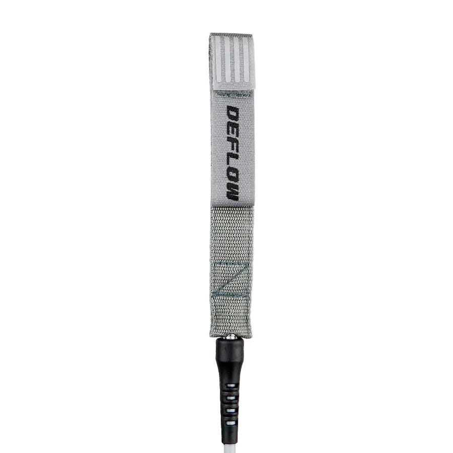 Primer plano del doble swivel de acero inoxidable del Deflow Core Leash Granite mostrando el sistema de rodamiento y la cuerda PU premium en gris.