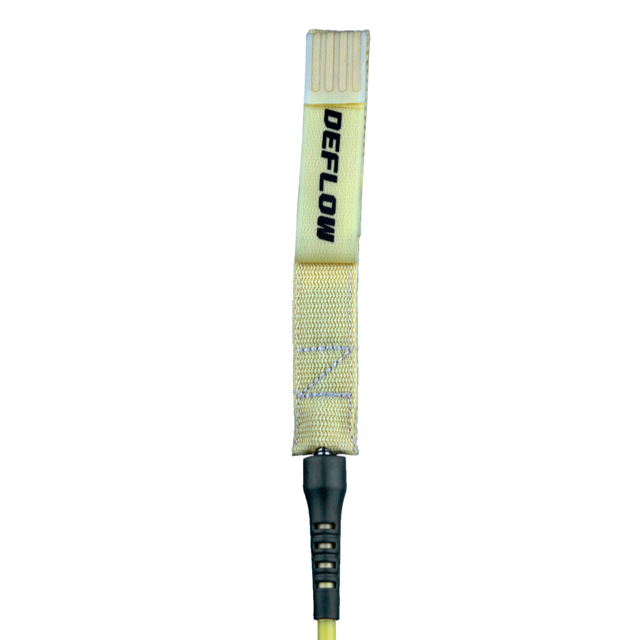 Primer plano del doble giro de rodamiento de acero inoxidable del Deflow Core Leash Acid Lemon mostrando la construcción del swivel y la cuerda PU premium.