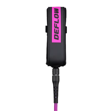 Invento de surf Deflow Core Leash en color fuchsia fucsia vibrante entre rosa y morado, vista completa con cuerda PU, tobillero de neopreno y doble swivel inoxidable.