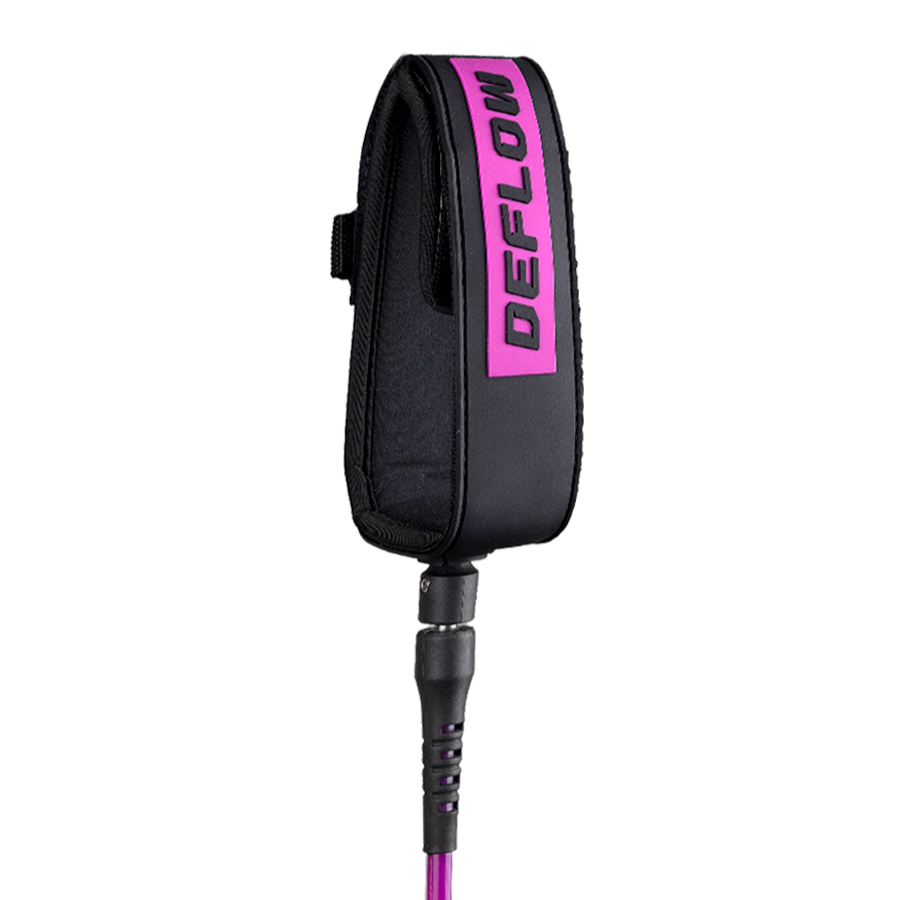 Detalle del tobillero del Deflow Core Leash Fuchsia con interior de neopreno y velcro en fucsia intenso sobre fondo blanco.