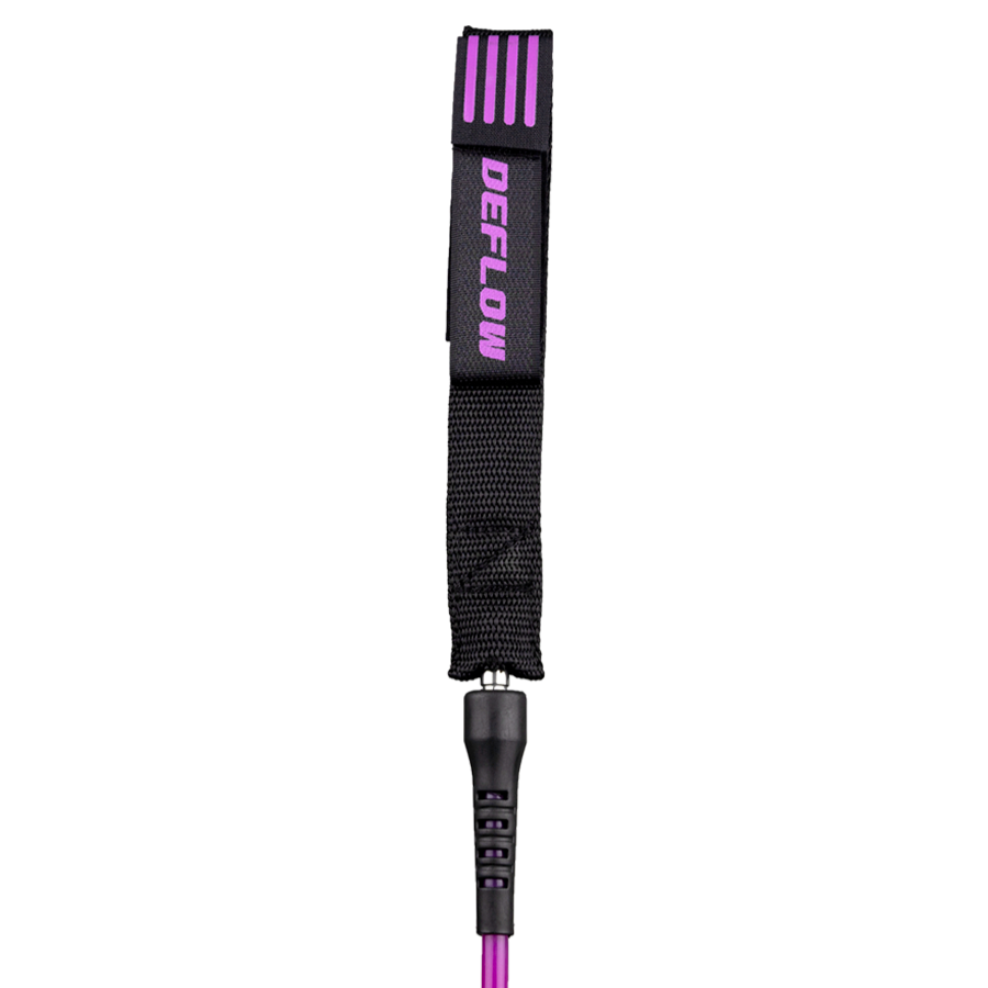Primer plano del doble swivel de rodamiento de acero inoxidable del Deflow Core Leash Fuchsia con cuerda PU premium en color fucsia.