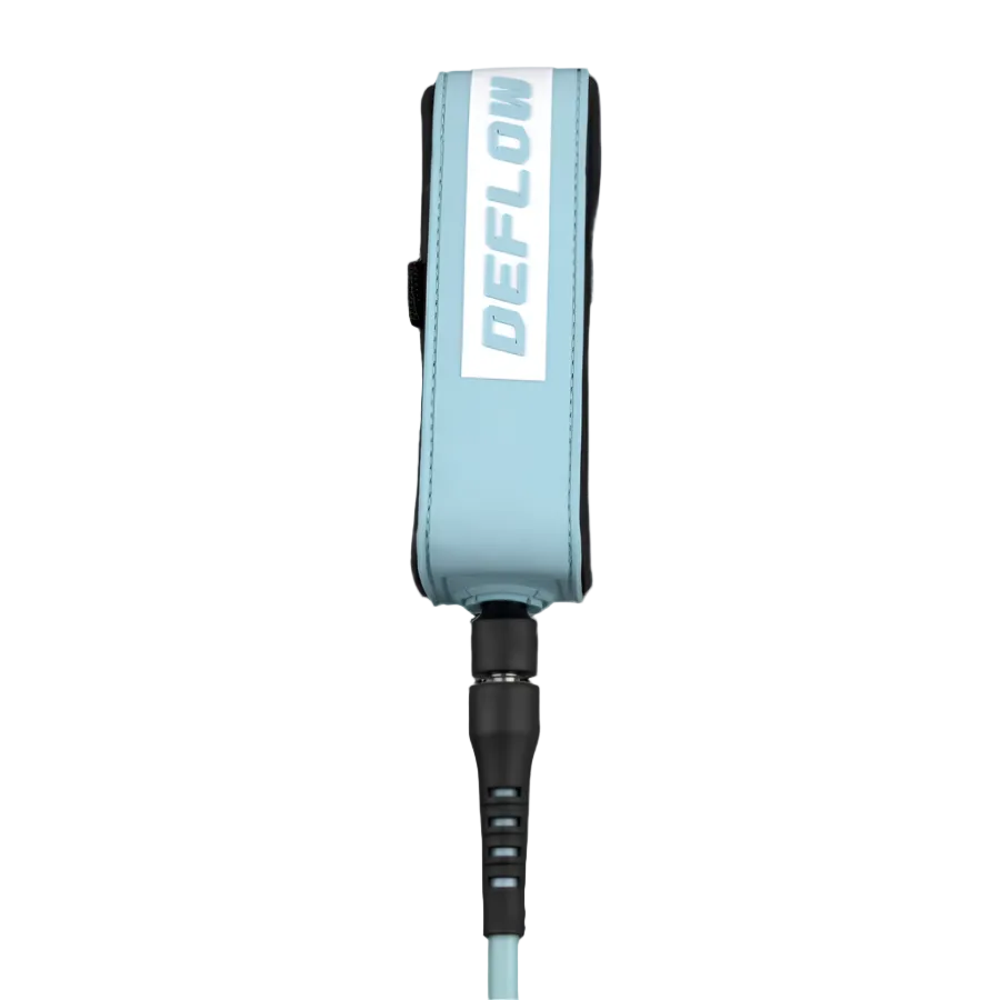Invento de surf Deflow Core Leash en color mint verde menta suave con toque azulado, vista completa con cuerda PU, tobillero de neopreno y doble swivel de acero inoxidable.