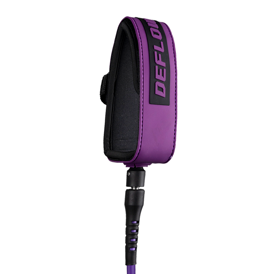 Detalle del tobillero del leash Deflow Core Leash Violet con interior de neopreno y cierre de velcro en color violeta entre el azul y el morado sobre fondo blanco.