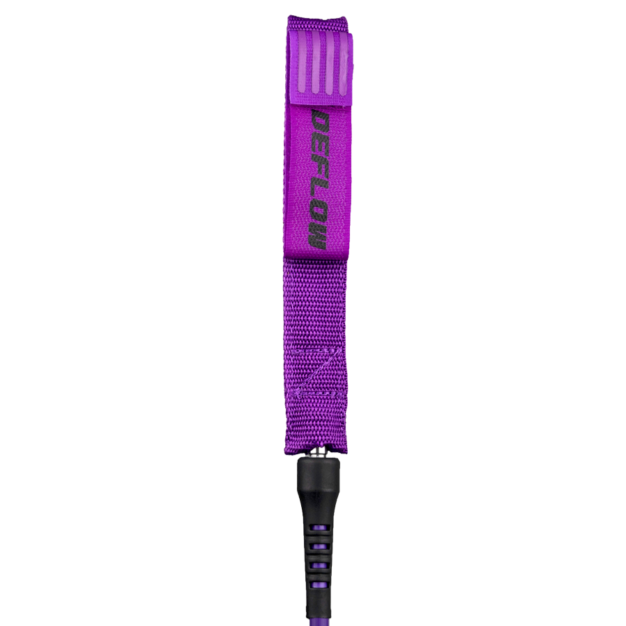 Primer plano del doble swivel de rodamiento de acero inoxidable del Deflow Core Leash Violet con la cuerda PU premium y elementos de unión en color violeta.