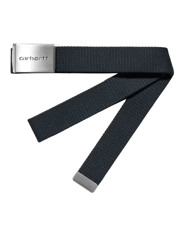 Cinturón Carhartt WIP Clip Belt Chrome en color Deep Night con hebilla metálica grabada con el logo de Carhartt.
