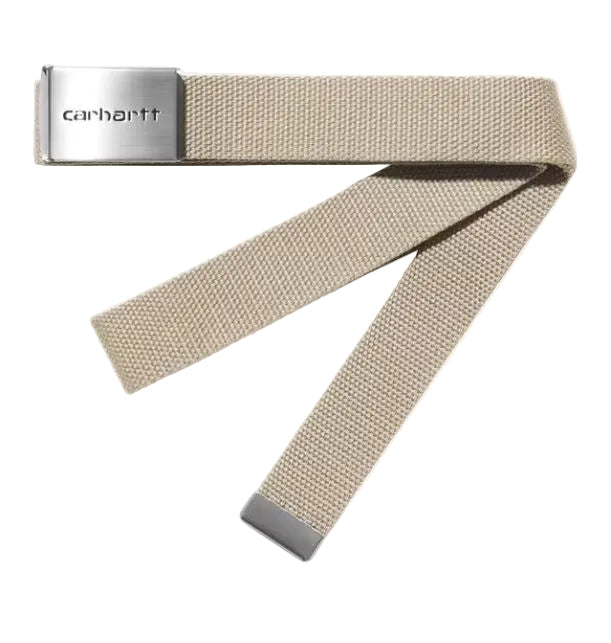 Cinturón Carhartt WIP Clip Belt Chrome en color wall con hebilla metálica grabada con el logo de Carhartt. Vista frontal.