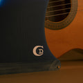 Detalle de base y logo CD de la quilla single fin Deflow Bulerías Fugue azul marino, zona de cajetín US Box con tornillo dorado y laminado de fibra de vidrio.