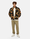 Hombre con la Chaqueta Camuflaje Dickies Mount Hope Camo Imperial Green