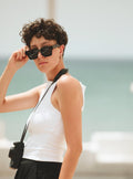 Modelo femenina con gafas de sol Warmouth Eyewear Gentle Man Guy negras polarizadas