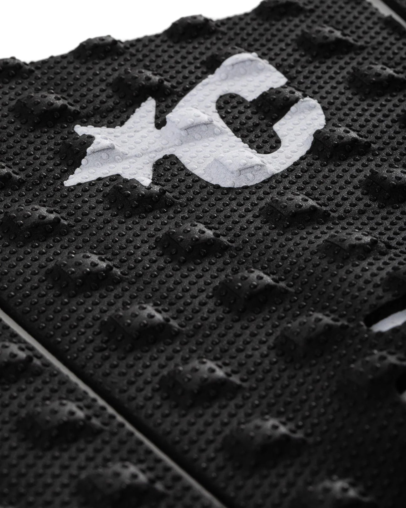 Detalle del patrón Square Loc negro con micro-puntos Thermo-Lite y logo Creatures of Leisure blanco del grip Mick Eugene Fanning Signature black white.