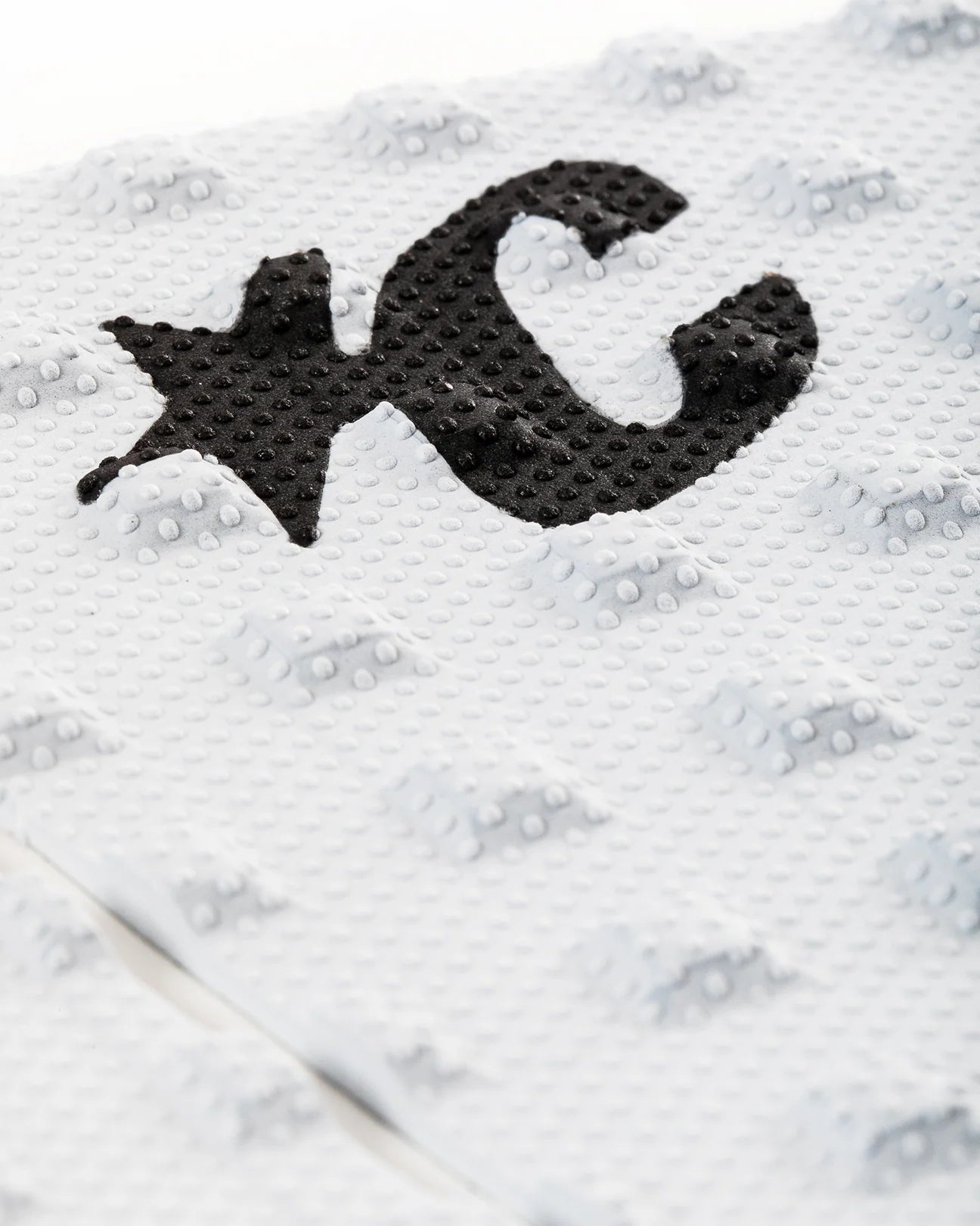 Detalle del patrón Square Loc blanco con micro-puntos Thermo-Lite y logo Creatures of Leisure negro del grip Mick Eugene Fanning Signature white black.