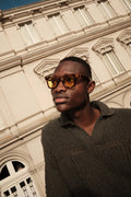 Modelo con gafas de sol Warmouth Ron Ryan Carey y lentes amarillas, en ambiente urbano